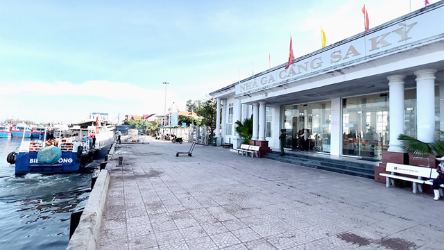 Tàu khách tuyến Lý Sơn bị dừng hoạt động nếu bác đề xuất tiền vé “gánh” tiền phí từ ga ra cảng? - Ảnh 1. Tàu khách tuyến Lý Sơn bị dừng hoạt động nếu bác đề xuất tiền vé “gánh” tiền phí từ ga ra cảng? - Ảnh 1.