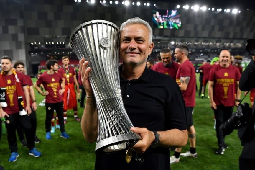 PSG đưa HLV Jose Mourinho vào tầm ngắm - Ảnh 1.
