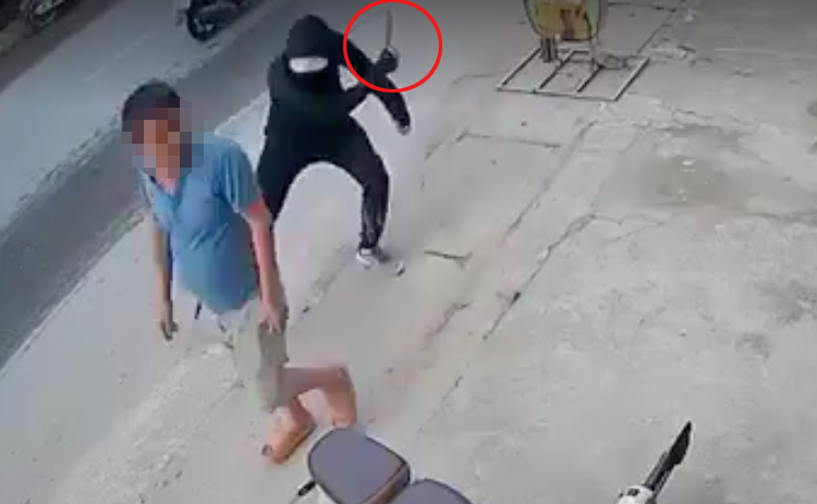 Diễn biến mới vụ người đàn ông bị chém lìa chân khi đi bộ ở Hà Nội - Ảnh 1.