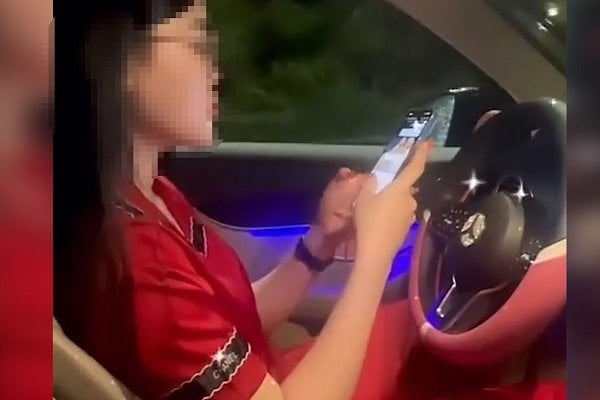Nữ tài xế Mercedes vừa lái xe vừa quay TikTok bị xử phạt - Ảnh 1.