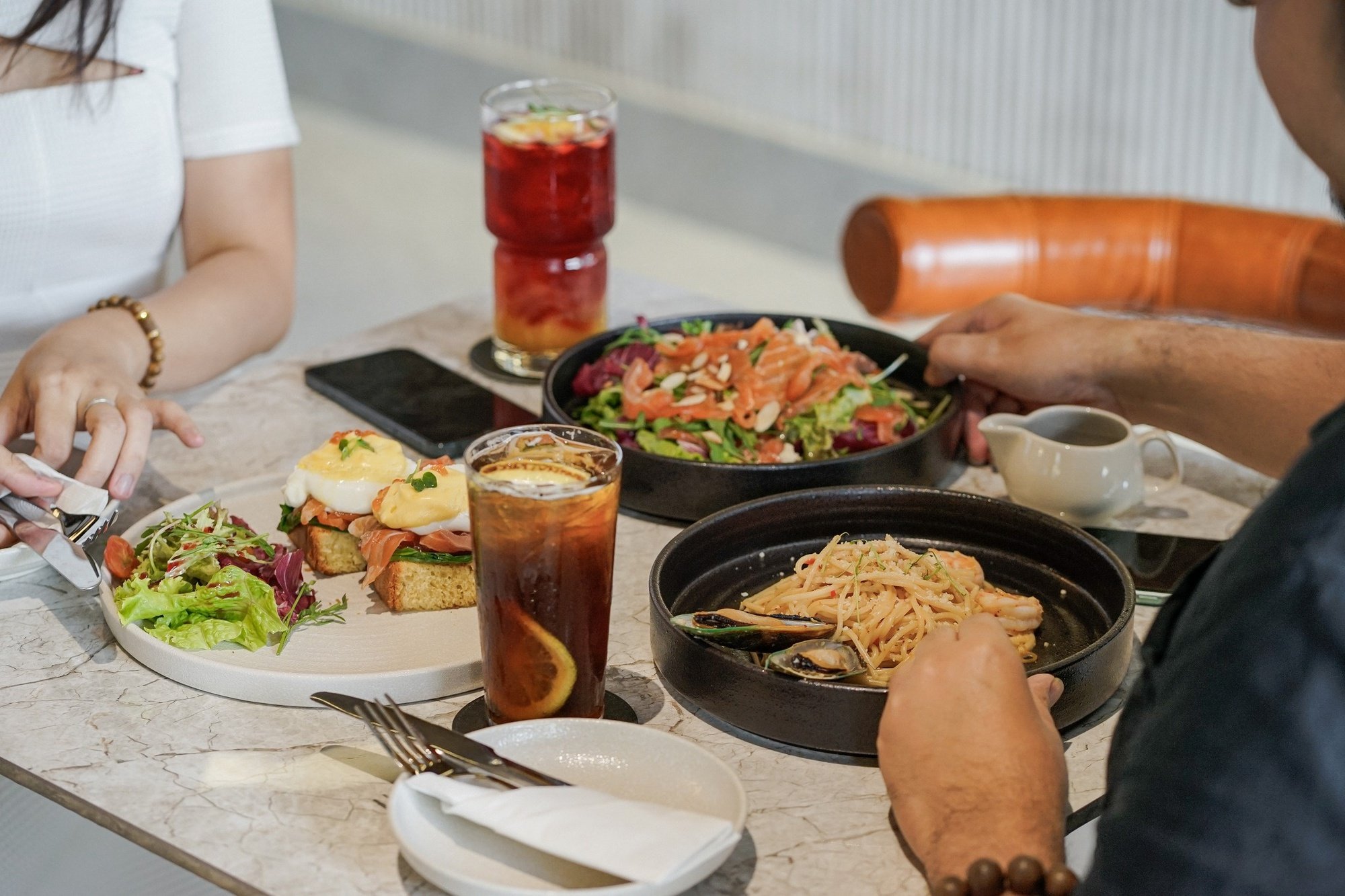 Cuộc đua cửa hàng cà phê sang, xịn trở lại - Ảnh 2.