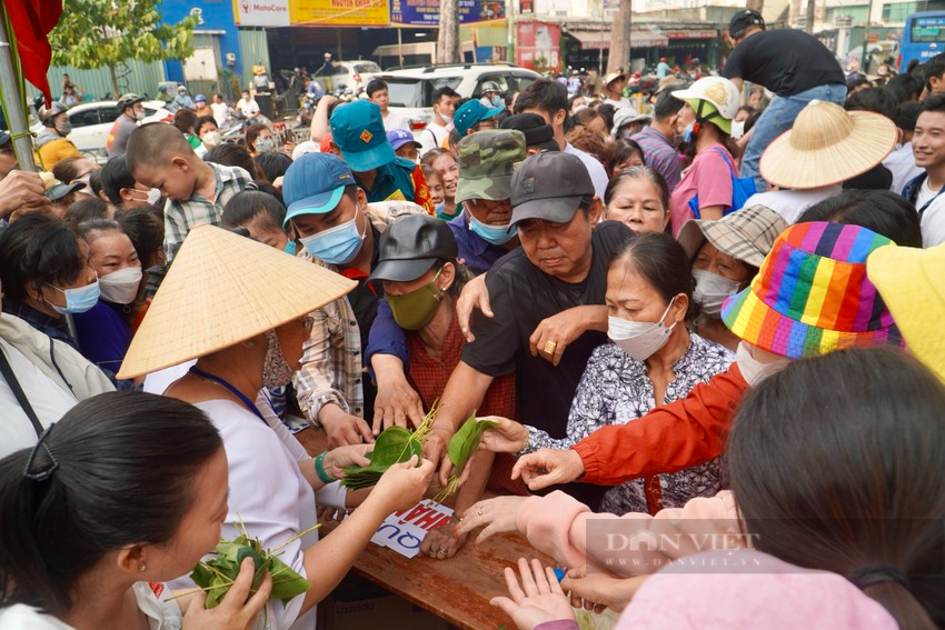 TP.HCM: Độc đáo phiên chợ dùng lá cây thay tiền - Ảnh 2.