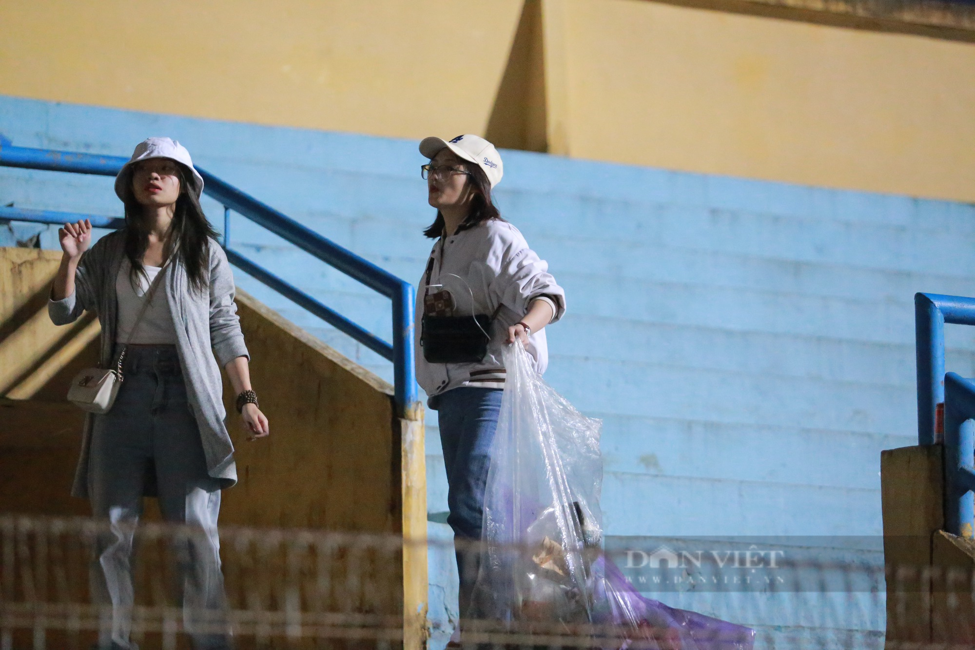 Hình ảnh đẹp CĐV Nam Định dọn rác sau trận hoà Viettel FC - Ảnh 11.