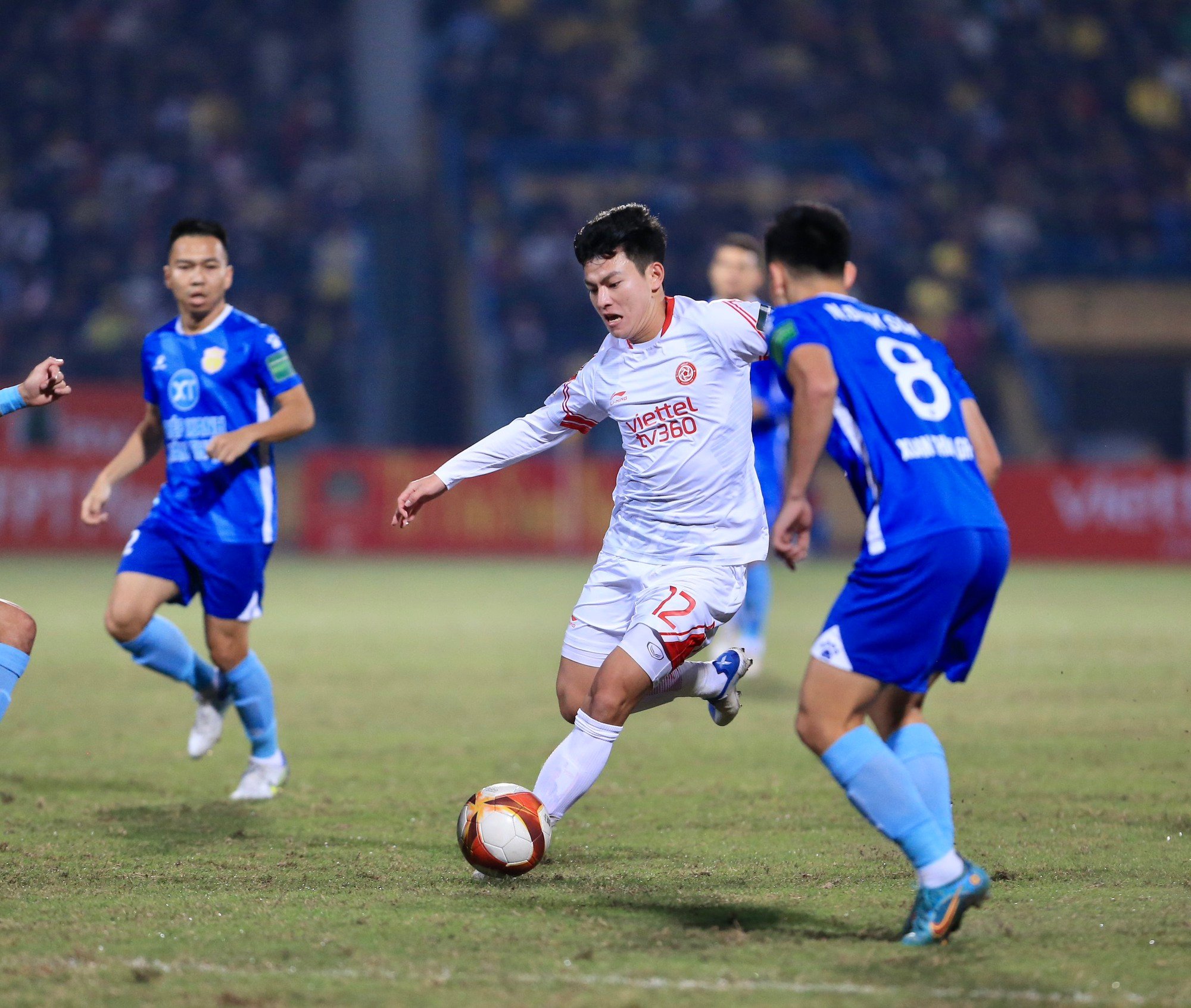 Hòa Viettel, HLV Vũ Hồng Việt than phiền lịch thi đấu V.League ảnh hưởng tới Nam Định - Ảnh 1.