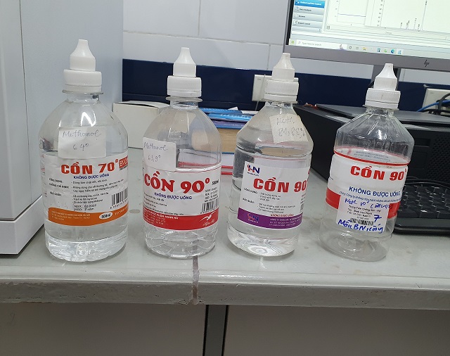 Hết rượu uống cồn y tế, nhiều bệnh nhân ngộ độc methanol, nguy kịch - Ảnh 1.