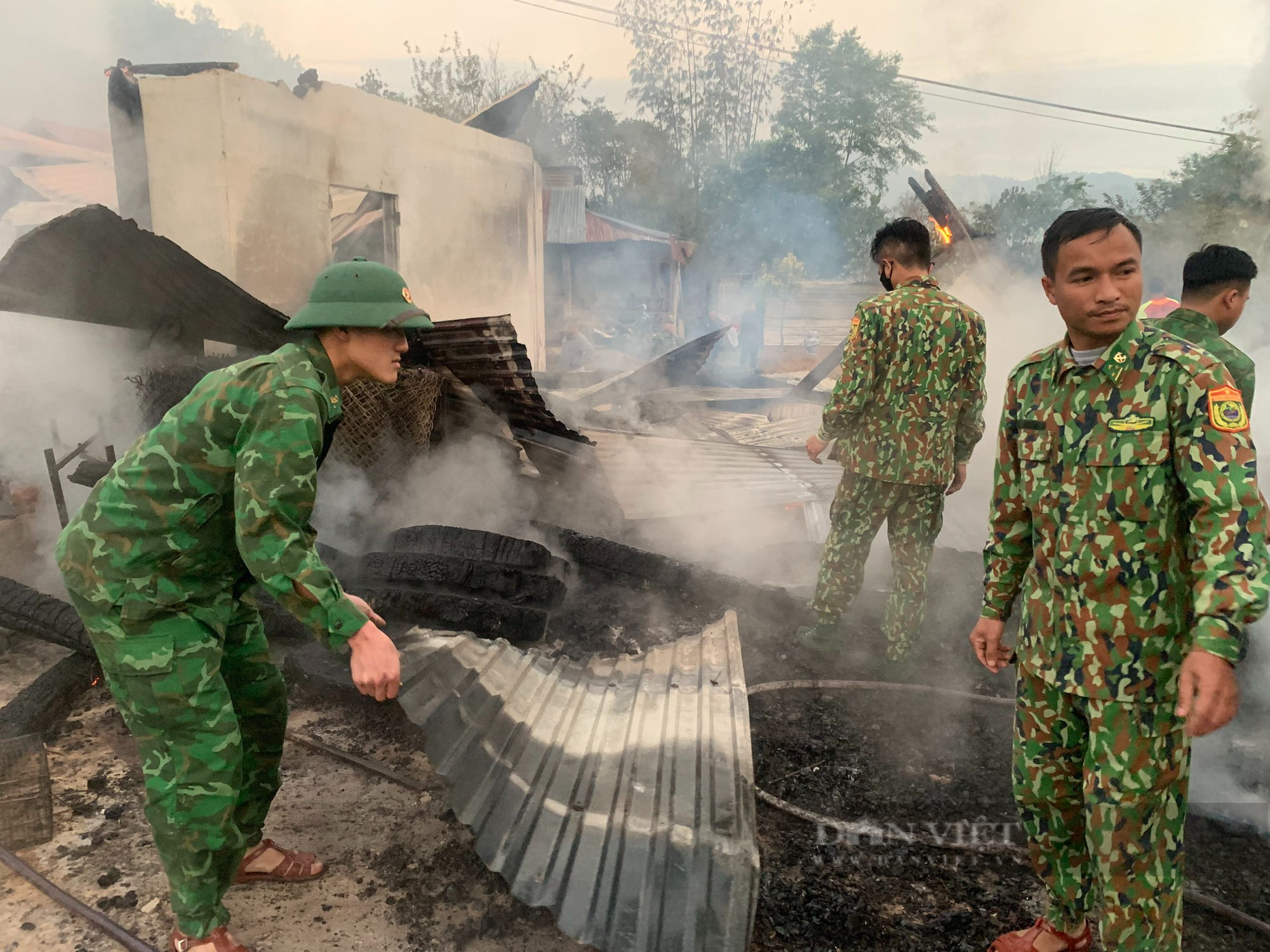 Quảng Nam: Đốt củi sưởi ấm, 5 ngôi nhà rương của người đồng bào cháy trụi - Ảnh 3.