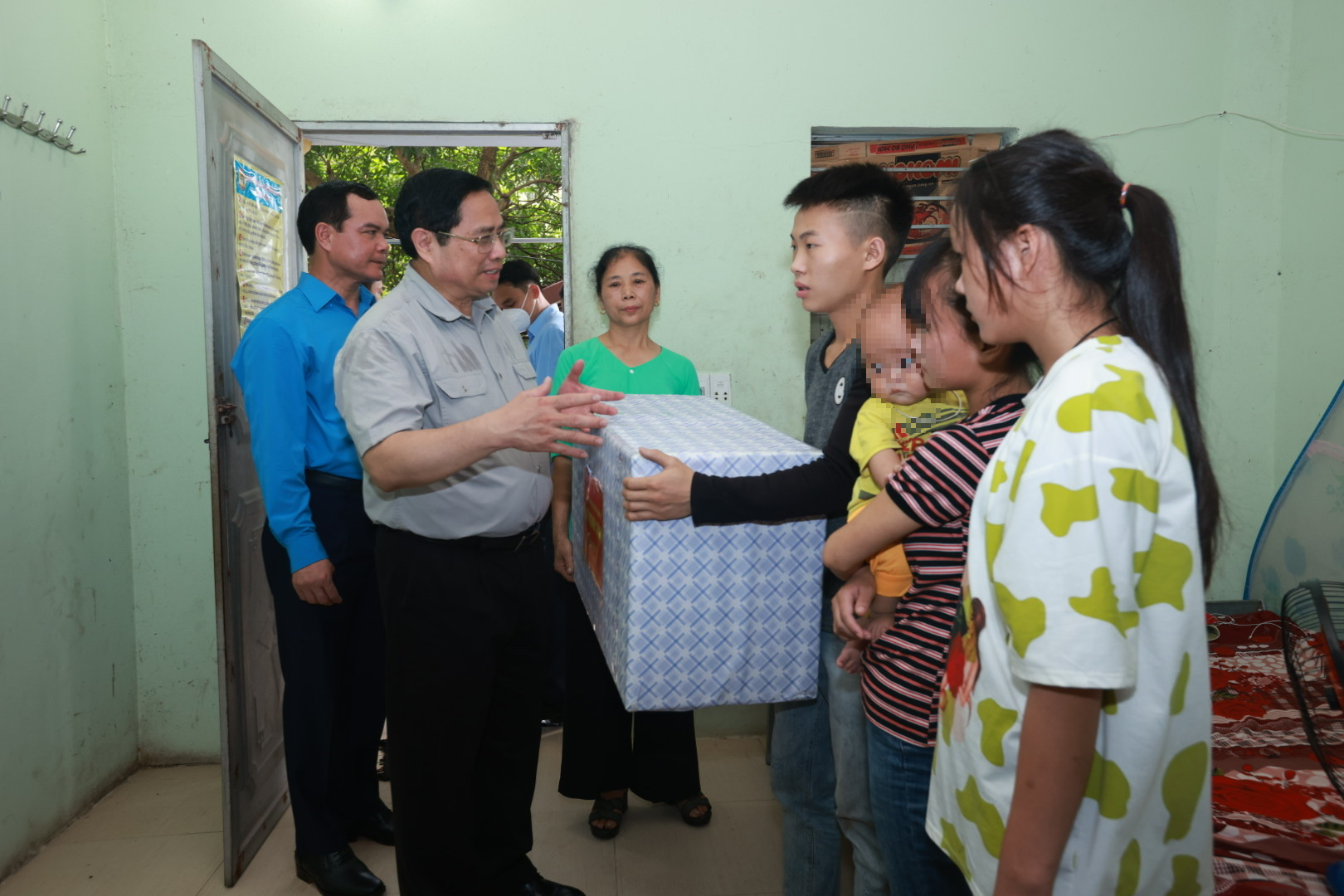 hỗ trợ công nhân, lao động