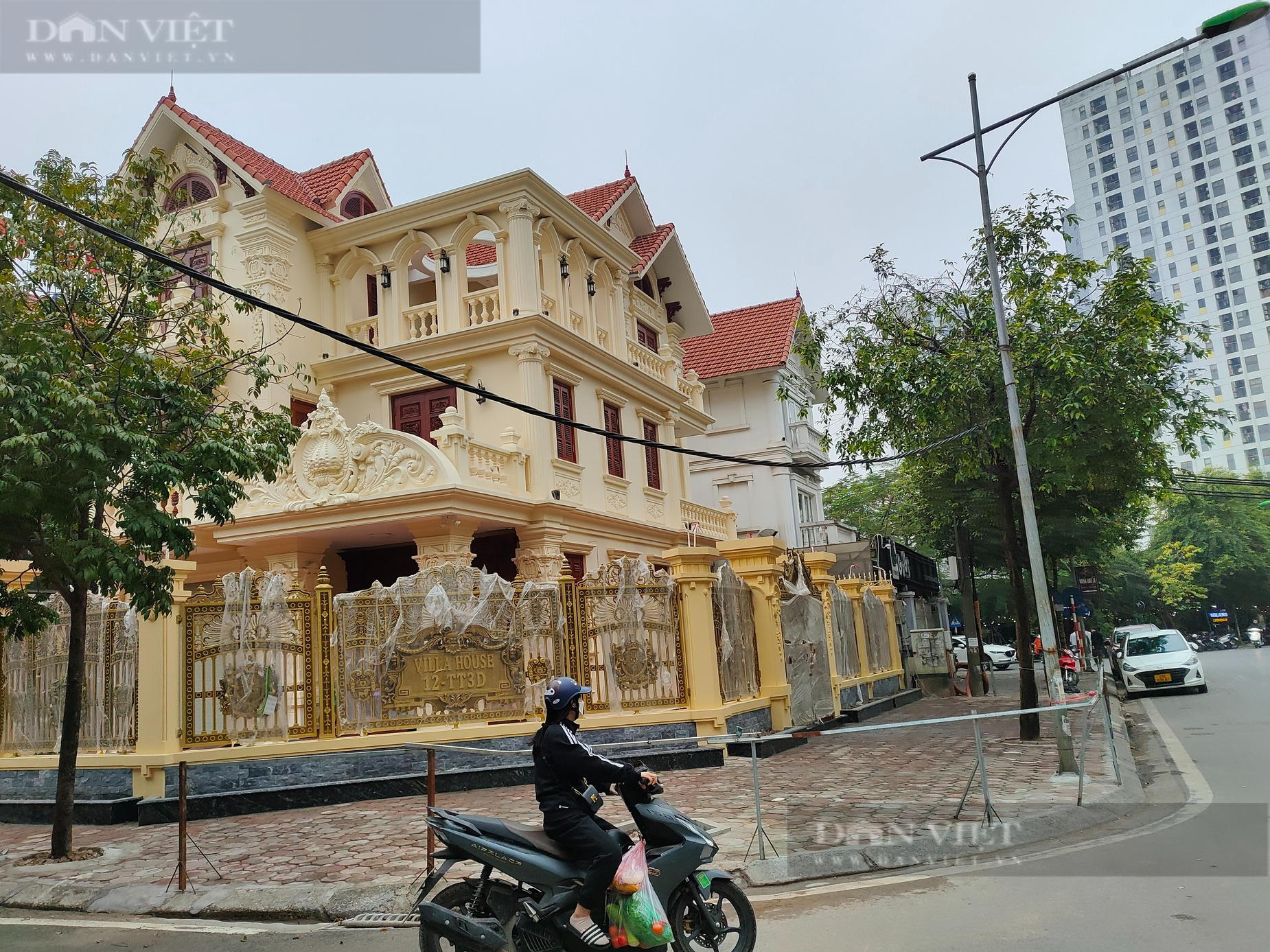 Hà Nội: Biệt thự trị giá hàng trăm tỷ tự ý dựng hàng rào chiếm hết vỉa hè - Ảnh 2.