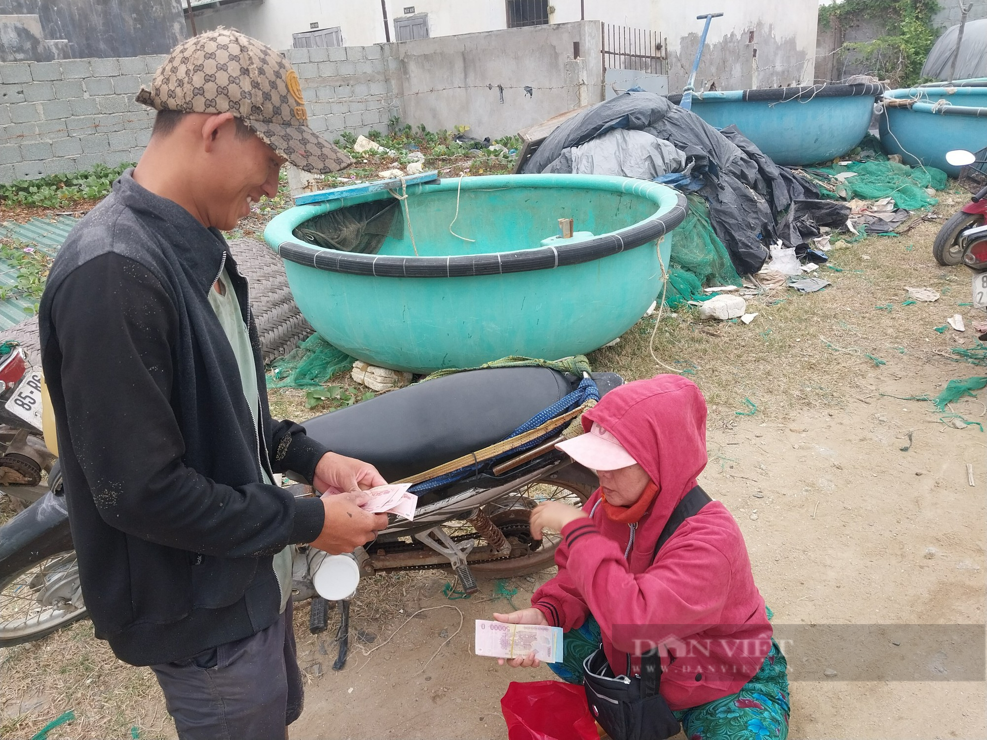 Ngư dân Ninh Thuận kiếm tiền triệu mỗi ngày nhờ đánh bắt tôm hùm con  - Ảnh 7.
