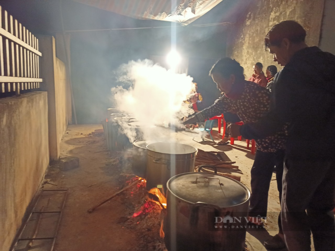 Nông dân Hà Tĩnh gói hơn 1.800 chiếc bánh chưng tham gia hội thi dâng lên &quot;vua đen&quot; - Ảnh 3.