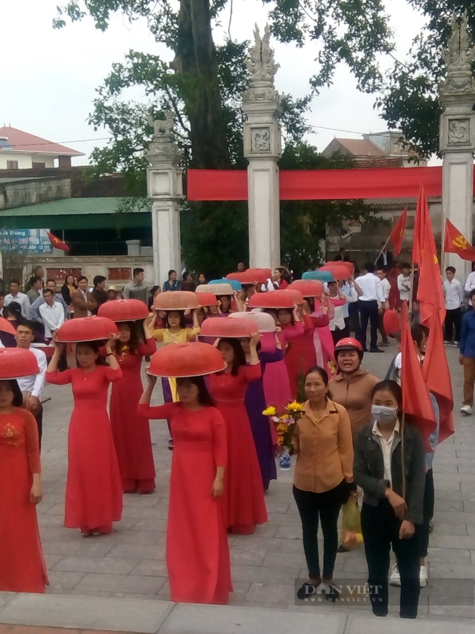 Nông dân Hà Tĩnh gói hơn 1.800 chiếc bánh chưng tham gia hội thi dâng lên &quot;vua đen&quot; - Ảnh 4.