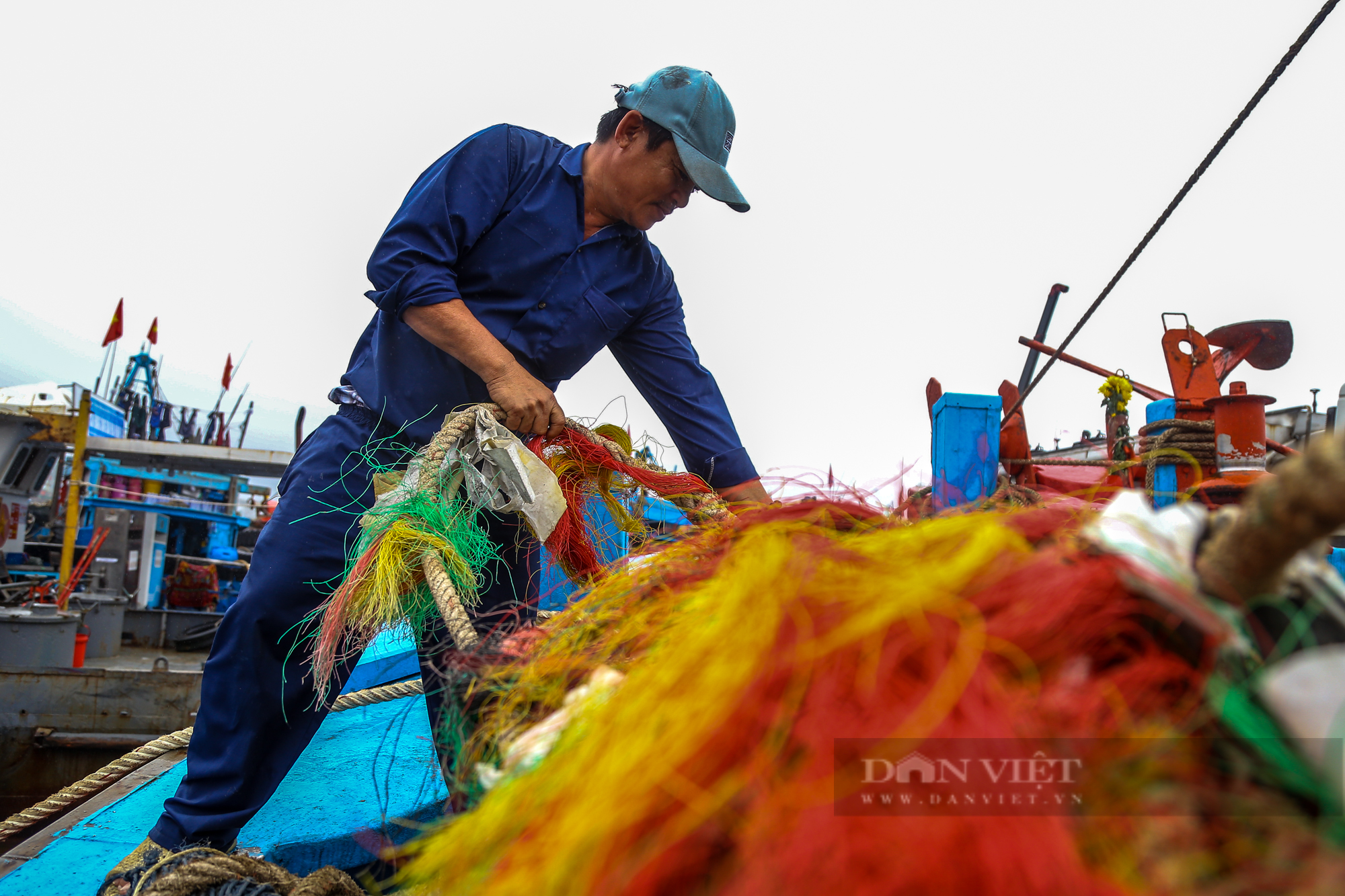Ngư dân miền Trung chi tiền tỷ vươn khơi đầu năm - Ảnh 2.