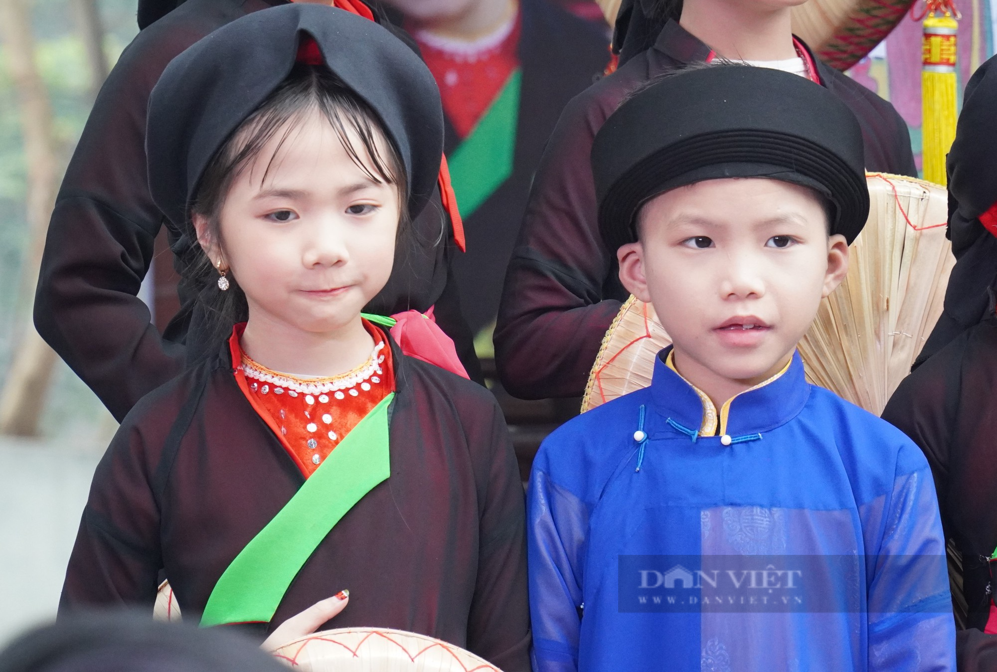 Quan họ &quot;măng non&quot; biểu diễn hút khách trong ngày khai hội Lim ở Bắc Ninh - Ảnh 7.