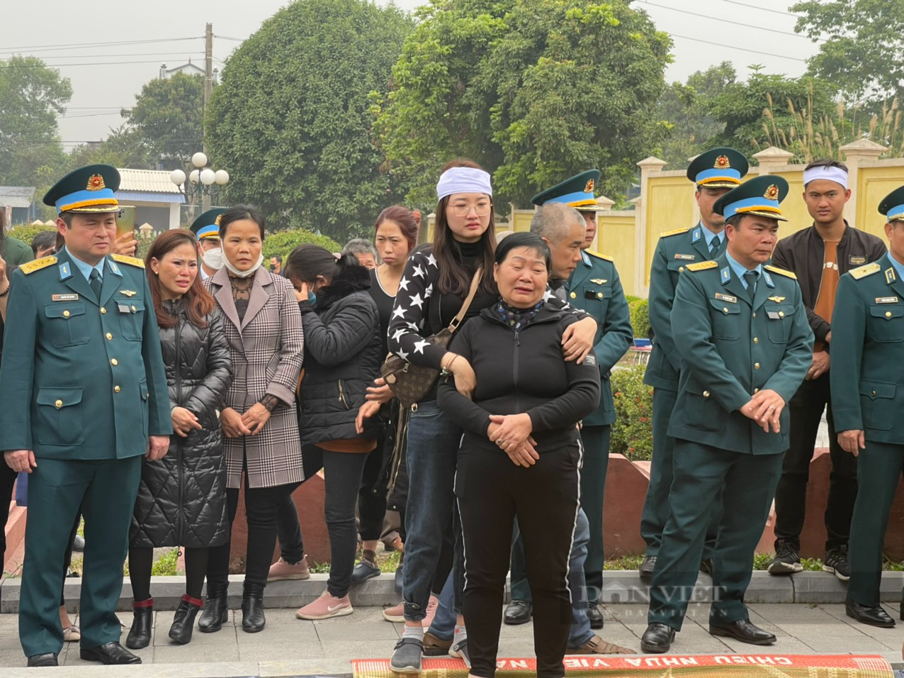 Vụ rơi máy bay Su 22 ở Yên Bái – Ánh mắt đờ đẫn của người vợ trẻ 26 tuổi trước giờ vĩnh biệt chồng - Ảnh 3.
