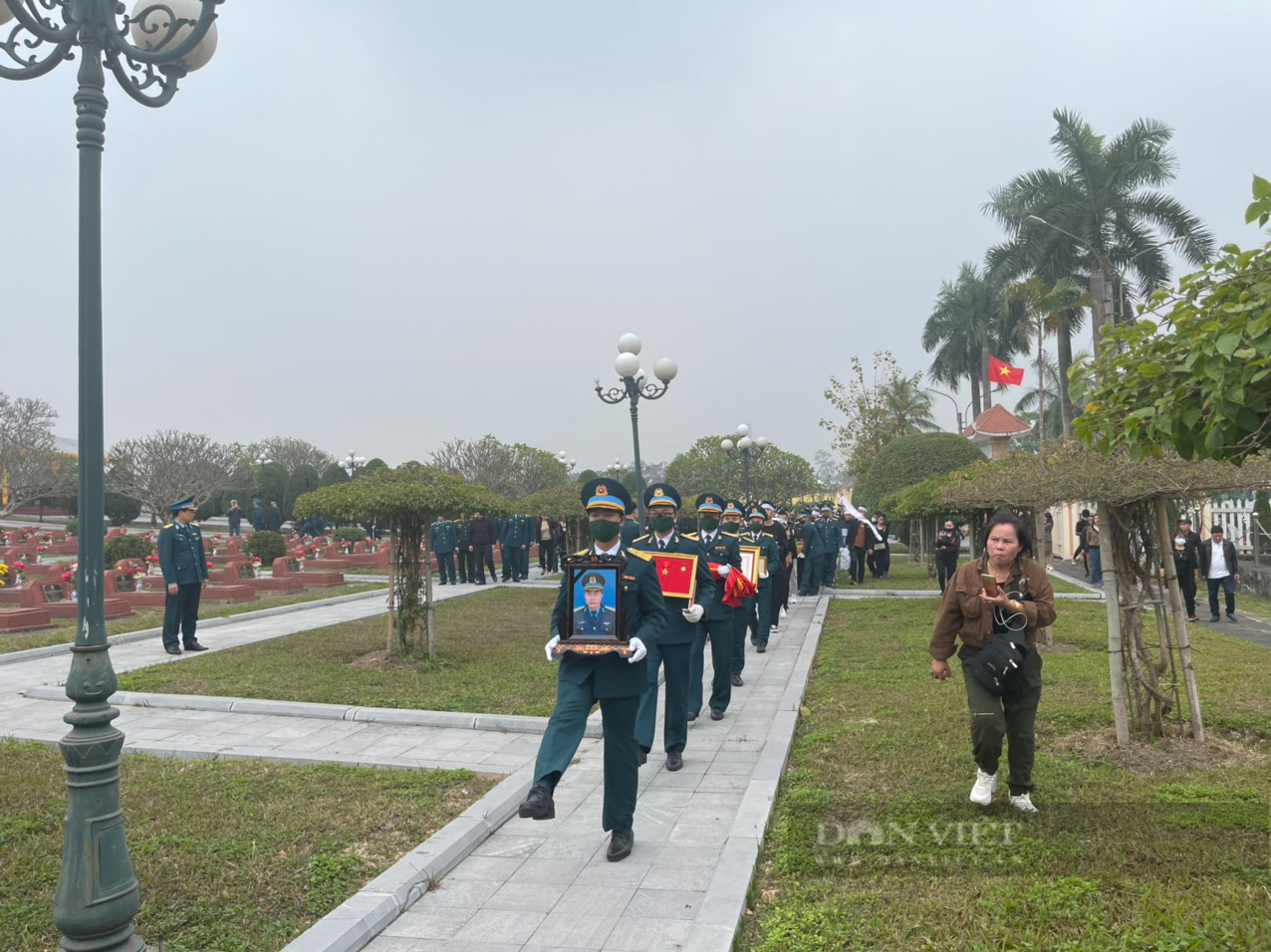 Vụ rơi máy bay Su 22 ở Yên Bái – Ánh mắt đờ đẫn của người vợ trẻ 26 tuổi trước giờ vĩnh biệt chồng - Ảnh 2.