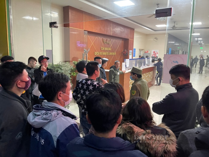 Cháy căn hộ chung cư HH Linh Đàm, nhiều người ôm trẻ nhỏ tháo chạy trong đêm - Ảnh 5.