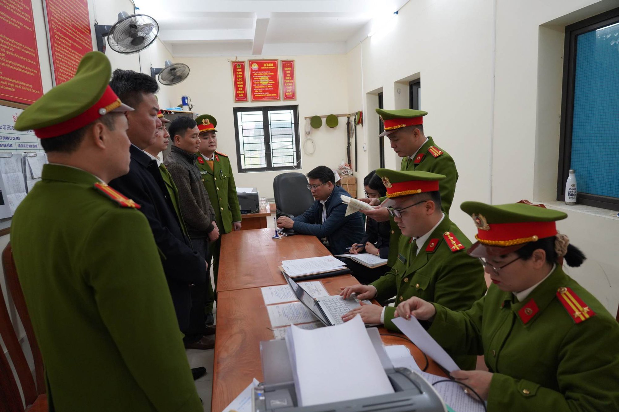 Chủ tịch xã bị cáo buộc lợi dụng “xây dựng nông thôn mới” để hút cát trộm - Ảnh 1.