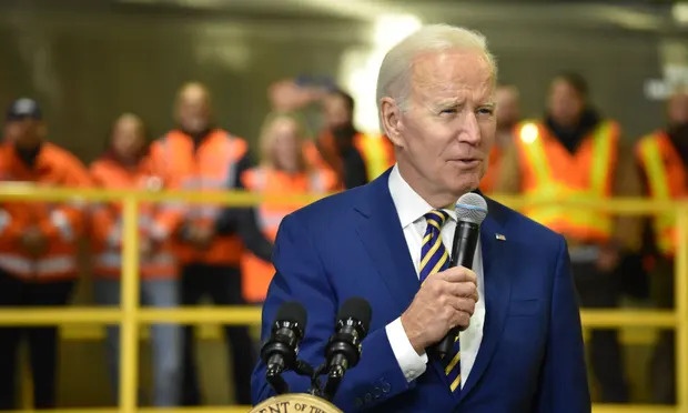 FBI đưa đi một số tài liệu khi khám nhà ông Biden - Ảnh 1.