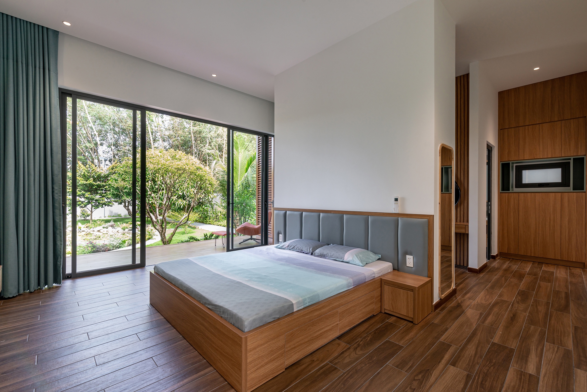 Ngôi nhà rộng 250m2 có hồ sen lớn của người phụ nữ sống một mình - Ảnh 3.