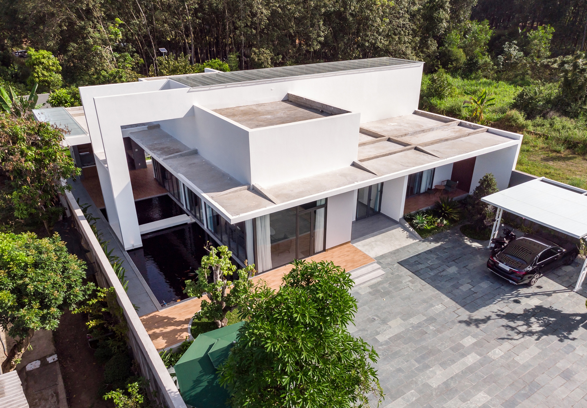 Ngôi nhà rộng 250m2 có hồ sen lớn của người phụ nữ sống một mình - Ảnh 1.
