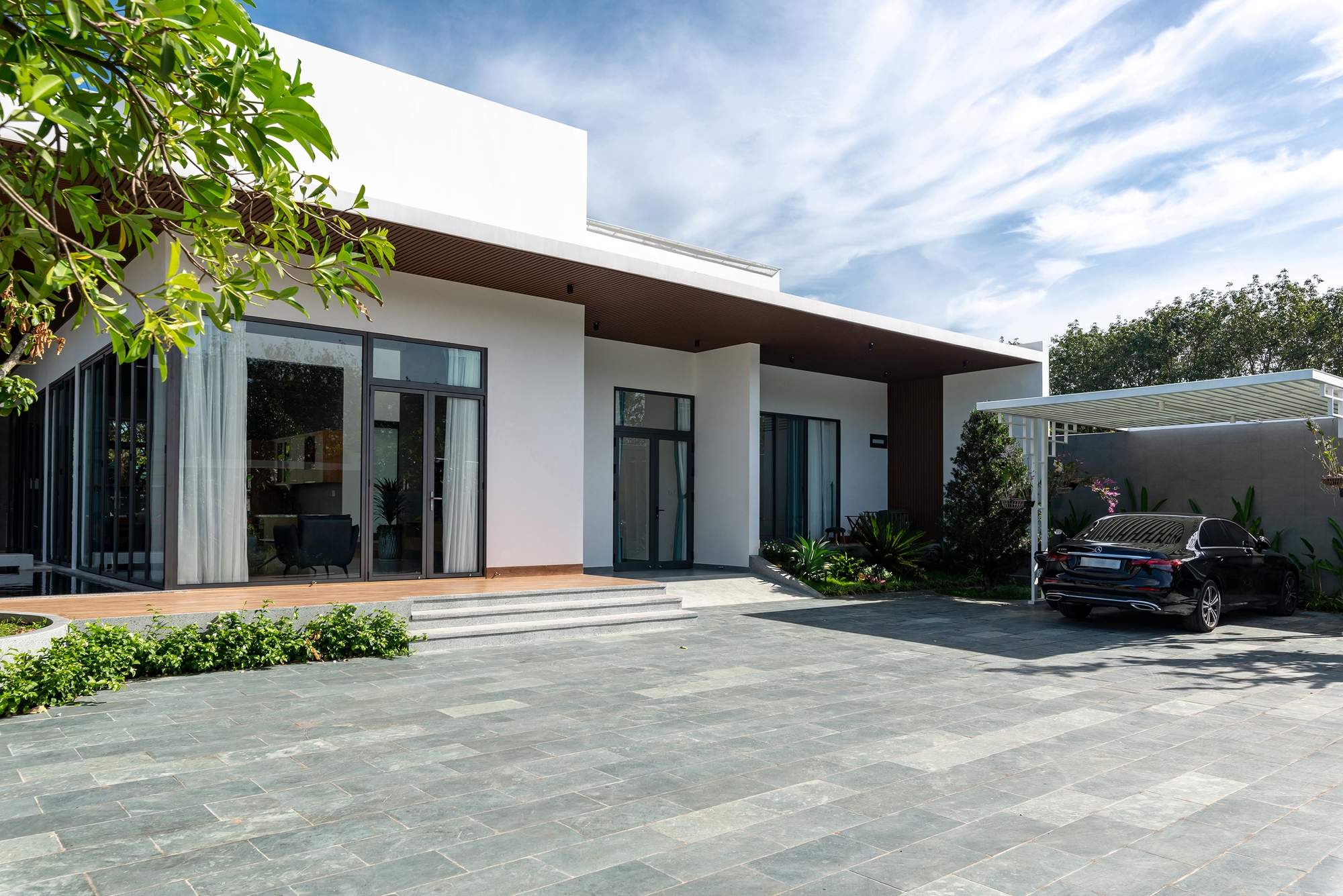 Ngôi nhà rộng 250m2 có bể cá Koi trong nhà, và hồ sen lớn của nữ gia chủ độc thân - Ảnh 8.