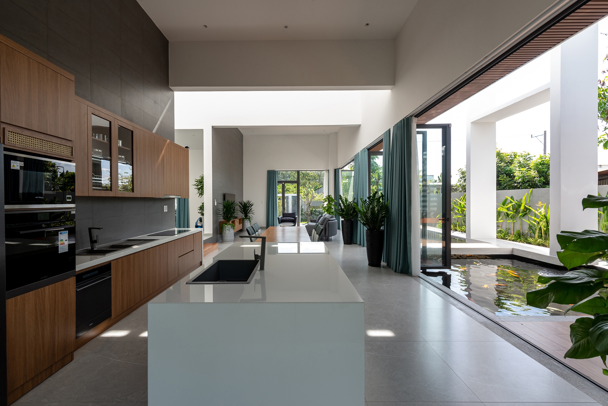 Ngôi nhà rộng 250m2 có bể cá Koi trong nhà, và hồ sen lớn của nữ gia chủ độc thân - Ảnh 5.