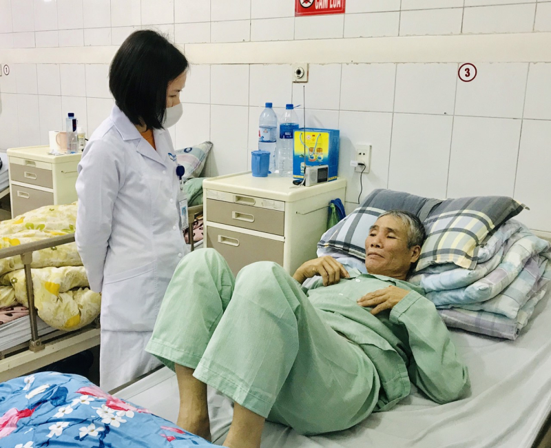 Gia tăng bệnh nhân nôn ra máu, xuất huyết tiêu hóa do lạm dụng rượu bia trong dịp Tết - Ảnh 3.