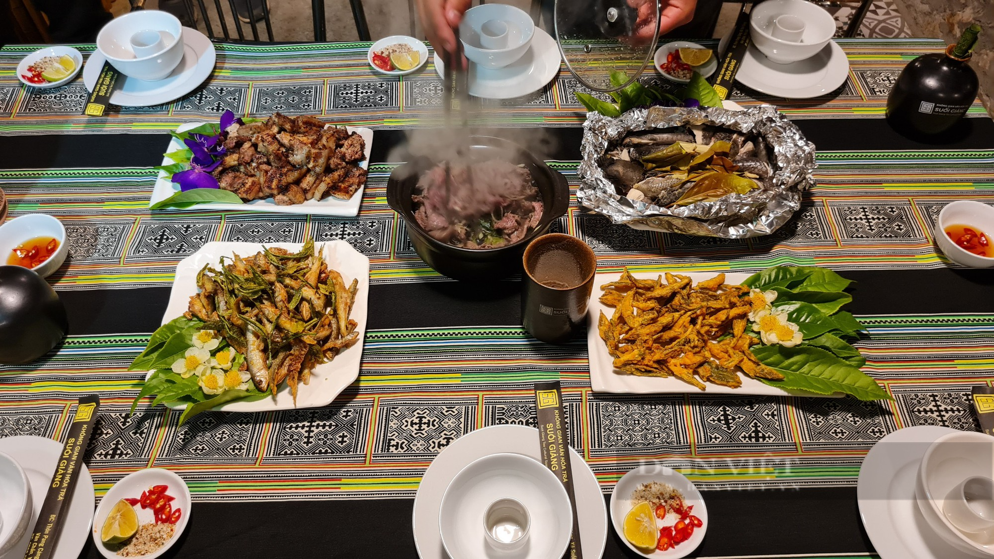 Lên Suối Giàng ăn những món chế biến từ lá chè, lạ mà ngon - Ảnh 3.