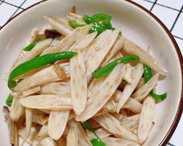 Loại rau được cho &quot;siêu bổ máu&quot;, rẻ bèo nhưng không phải ai cũng mua được - Ảnh 1.