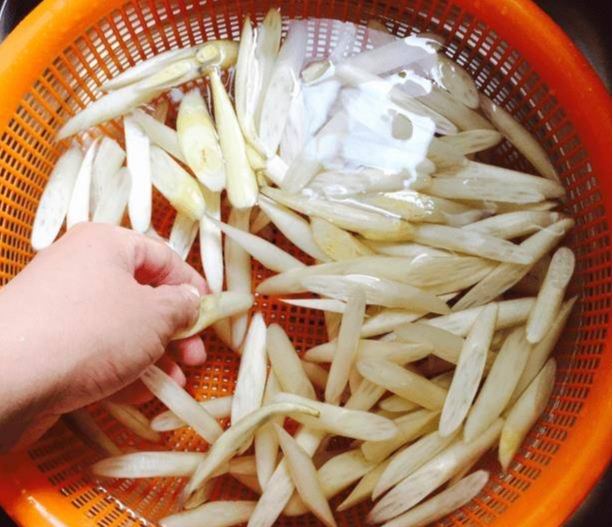 Loại rau được cho &quot;siêu bổ máu&quot;, rẻ bèo nhưng không phải ai cũng mua được - Ảnh 3.