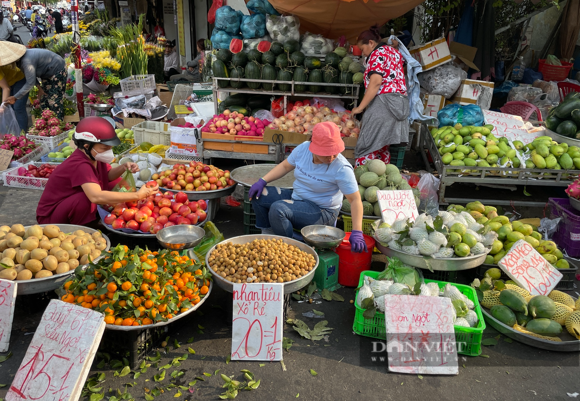 Không chỉ cam sành, nhiều loại trái cây đang đổ đống tại TP.HCM, giá siêu rẻ - Ảnh 1.