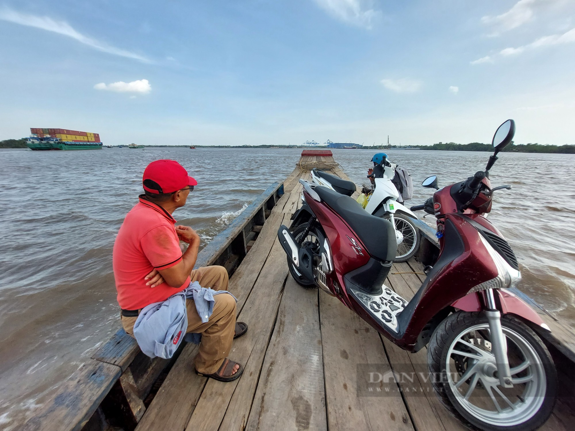 Hiểm nguy từ những chuyến đò ngang ở TP.HCM: Người dân cho rằng thời gian ngắn, không cần thiết mặc đồ bảo hộ - Ảnh 1.