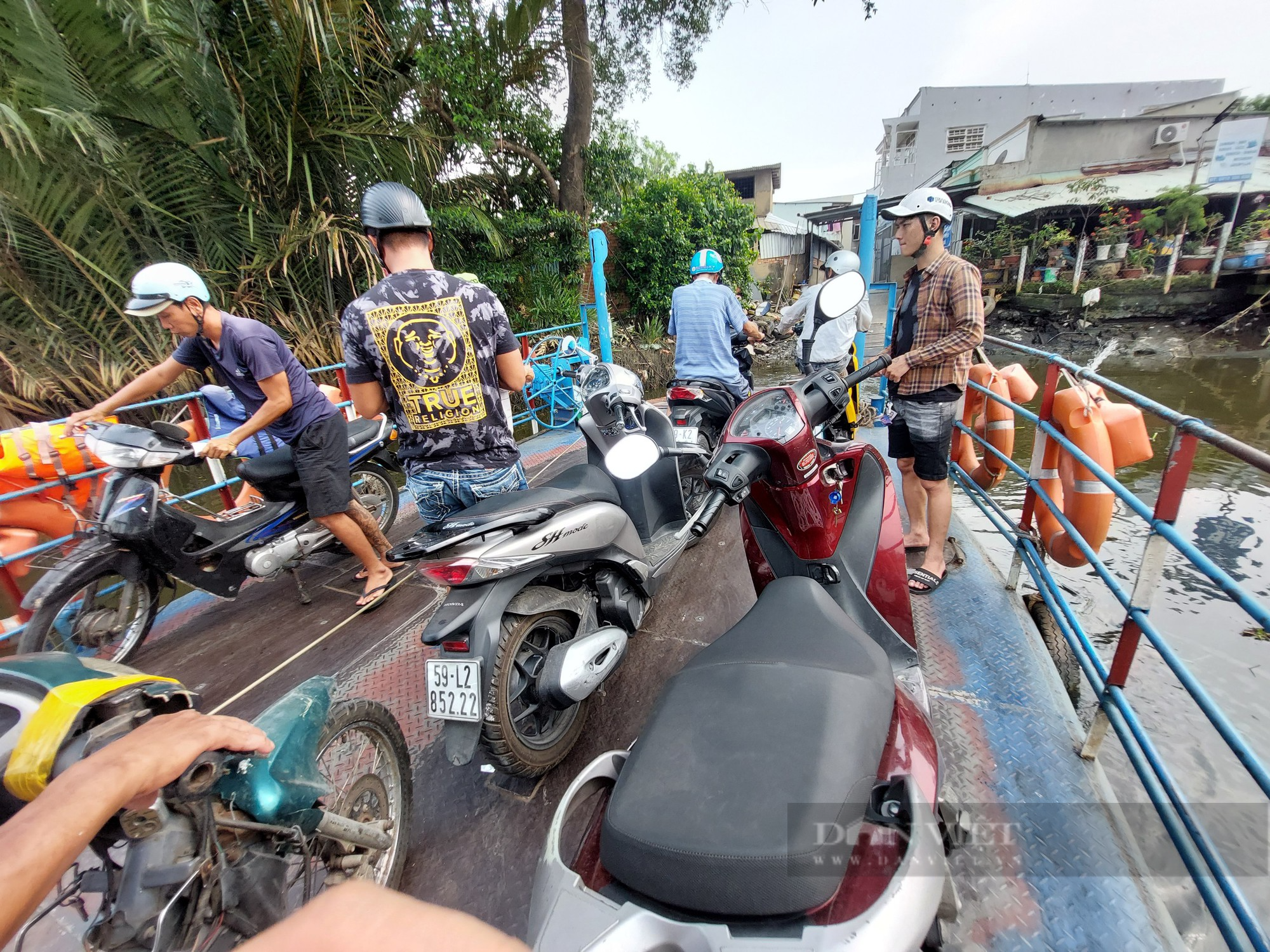 Hiểm nguy từ những chuyến đò ngang ở TP.HCM: Người dân cho rằng thời gian ngắn, không cần thiết mặc đồ bảo hộ - Ảnh 4.