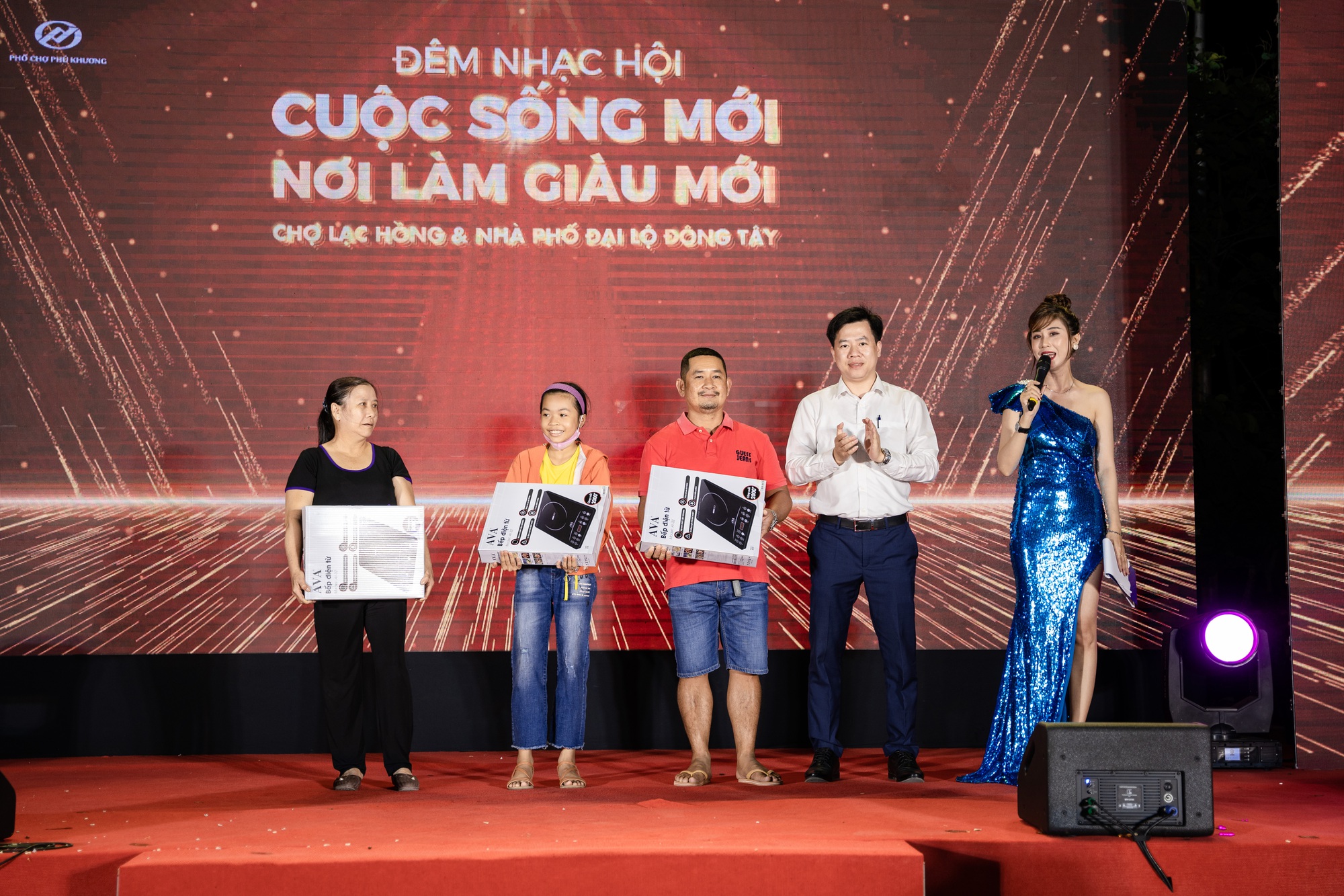 Bến Tre: Hàng nghìn người dự đêm nhạc hội chào mừng chợ Lạc Hồng mới đi vào hoạt động - Ảnh 11.
