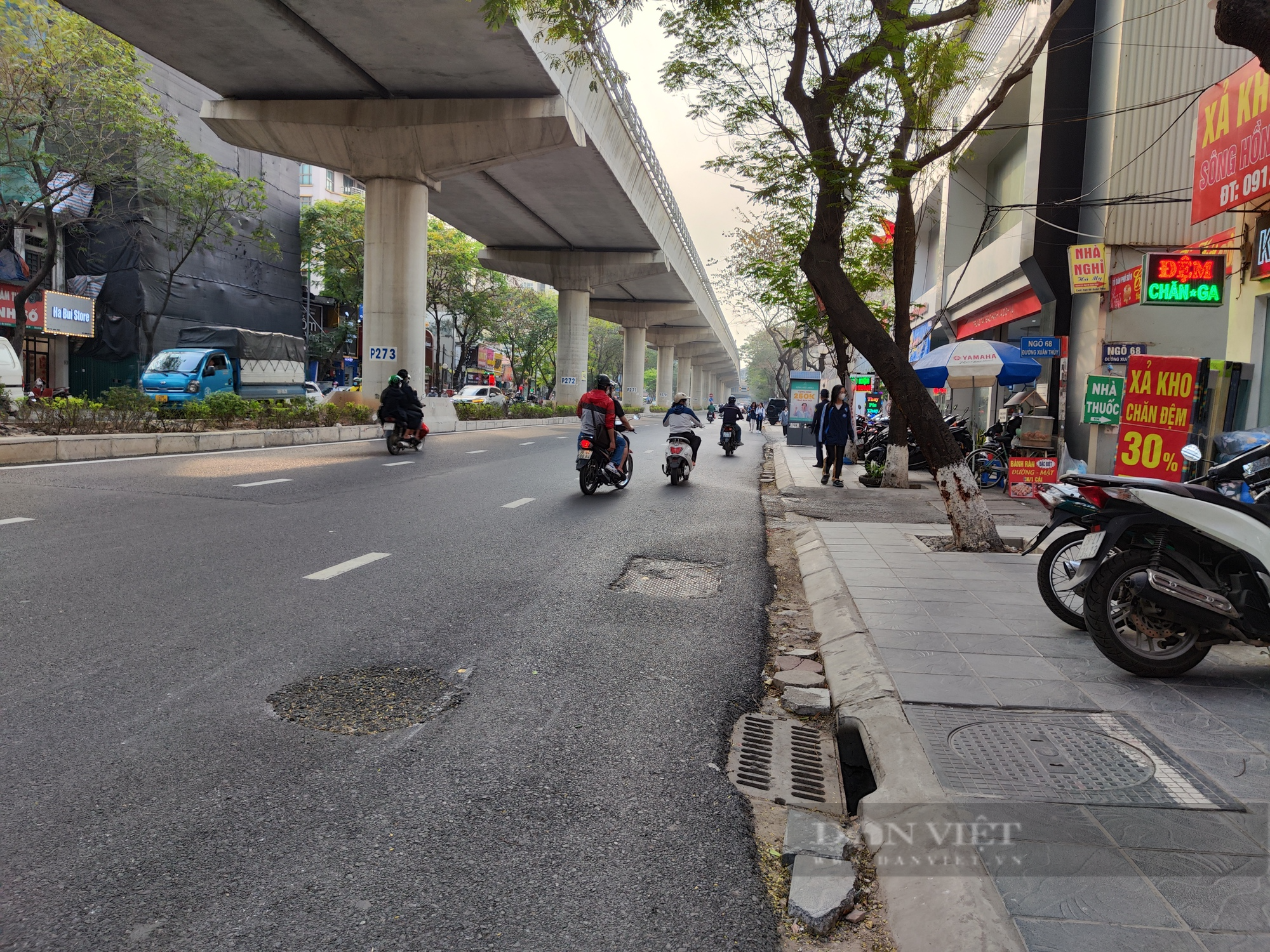Ẩn họa từ miệng hố ga, nắp cống trên trục đường Cầu Giấy - Ảnh 1.