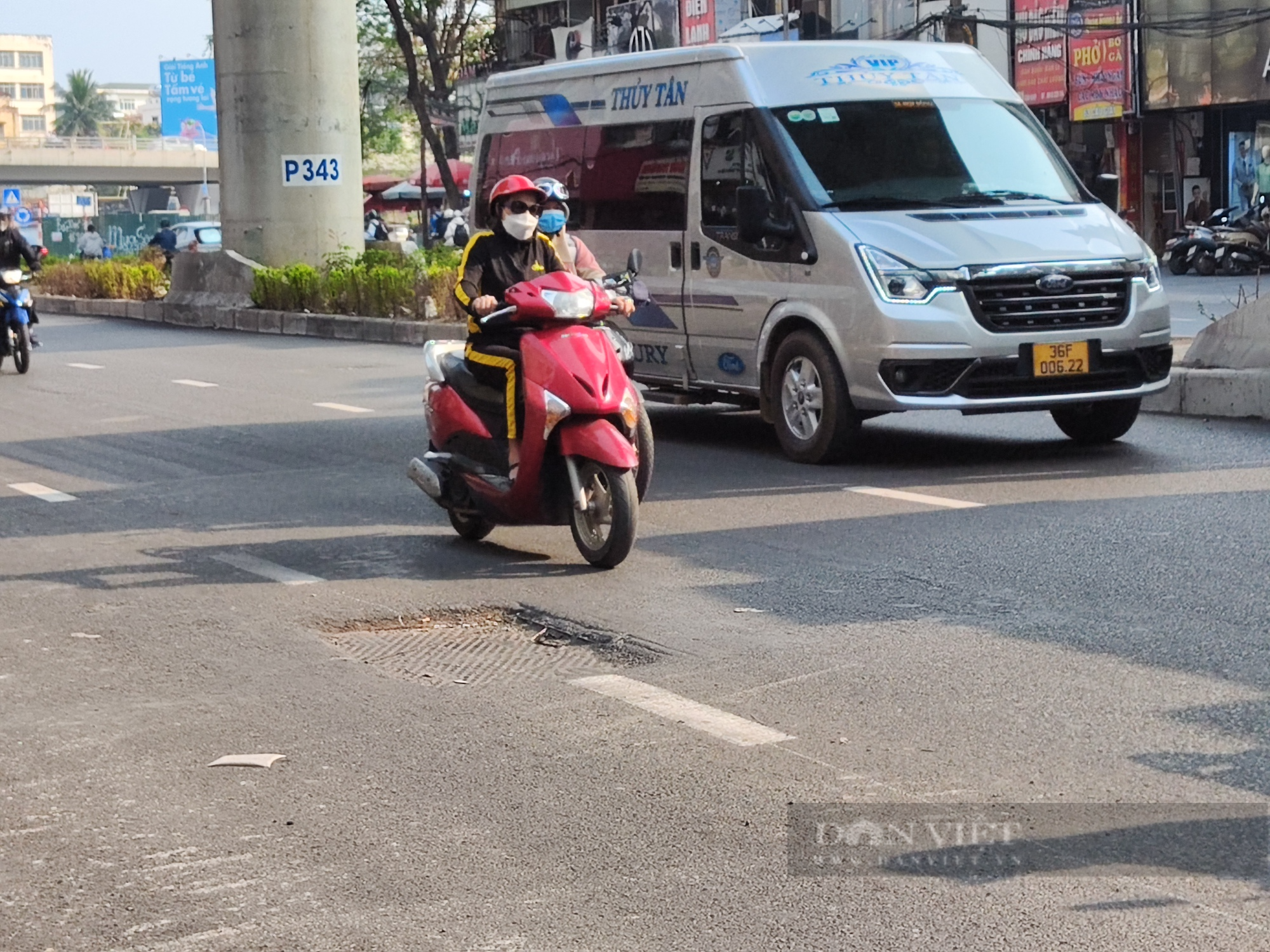 Ẩn họa từ miệng hố ga, nắp cống trên trục đường Cầu Giấy - Ảnh 2.