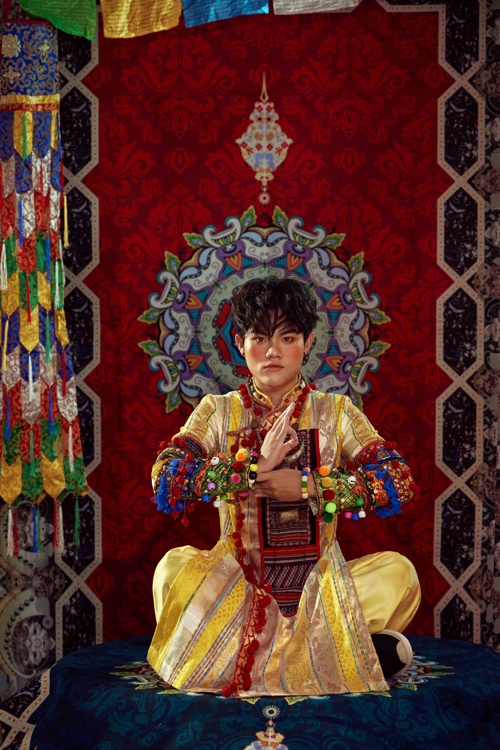 Hoàng tử ảnh quốc tế Quang Anh lạ lẫm trong bộ ảnh áo dài kết hợp với phong cách 'Bohemian' - Ảnh 6.