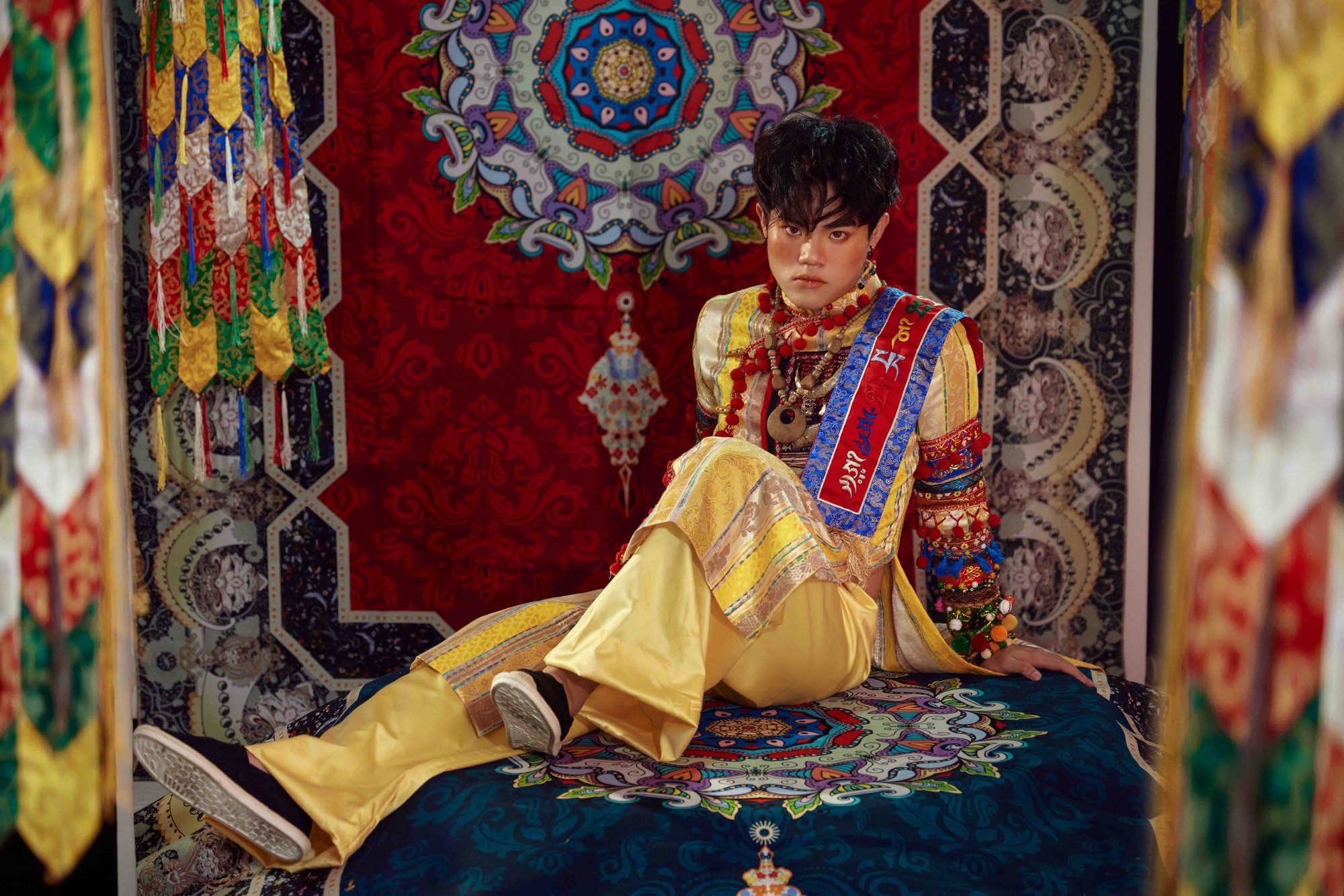 Hoàng tử ảnh quốc tế Quang Anh lạ lẫm trong bộ ảnh áo dài kết hợp với phong cách 'Bohemian' - Ảnh 2.