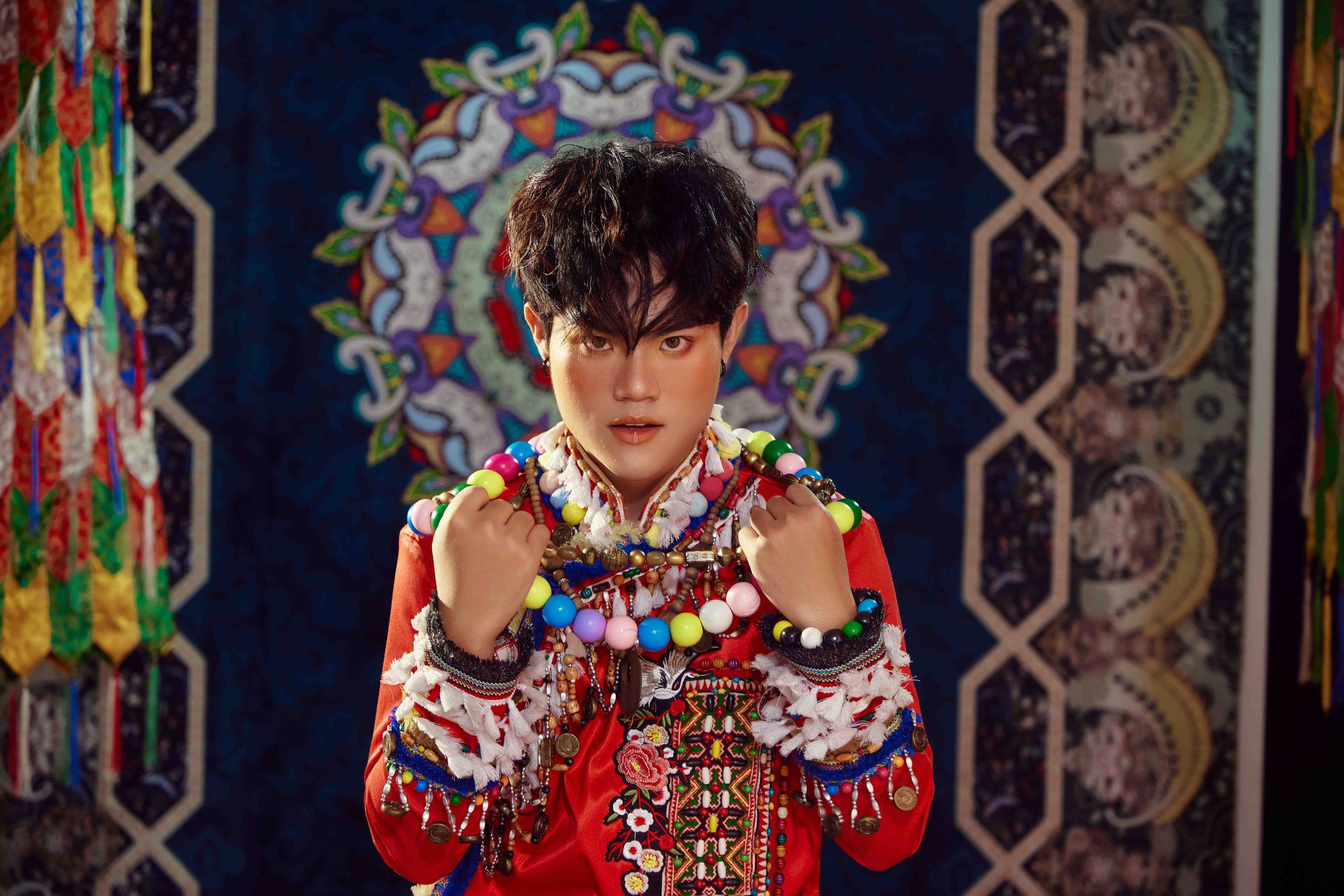 Hoàng tử ảnh quốc tế Quang Anh lạ lẫm trong bộ ảnh áo dài kết hợp với phong cách 'Bohemian' - Ảnh 5.