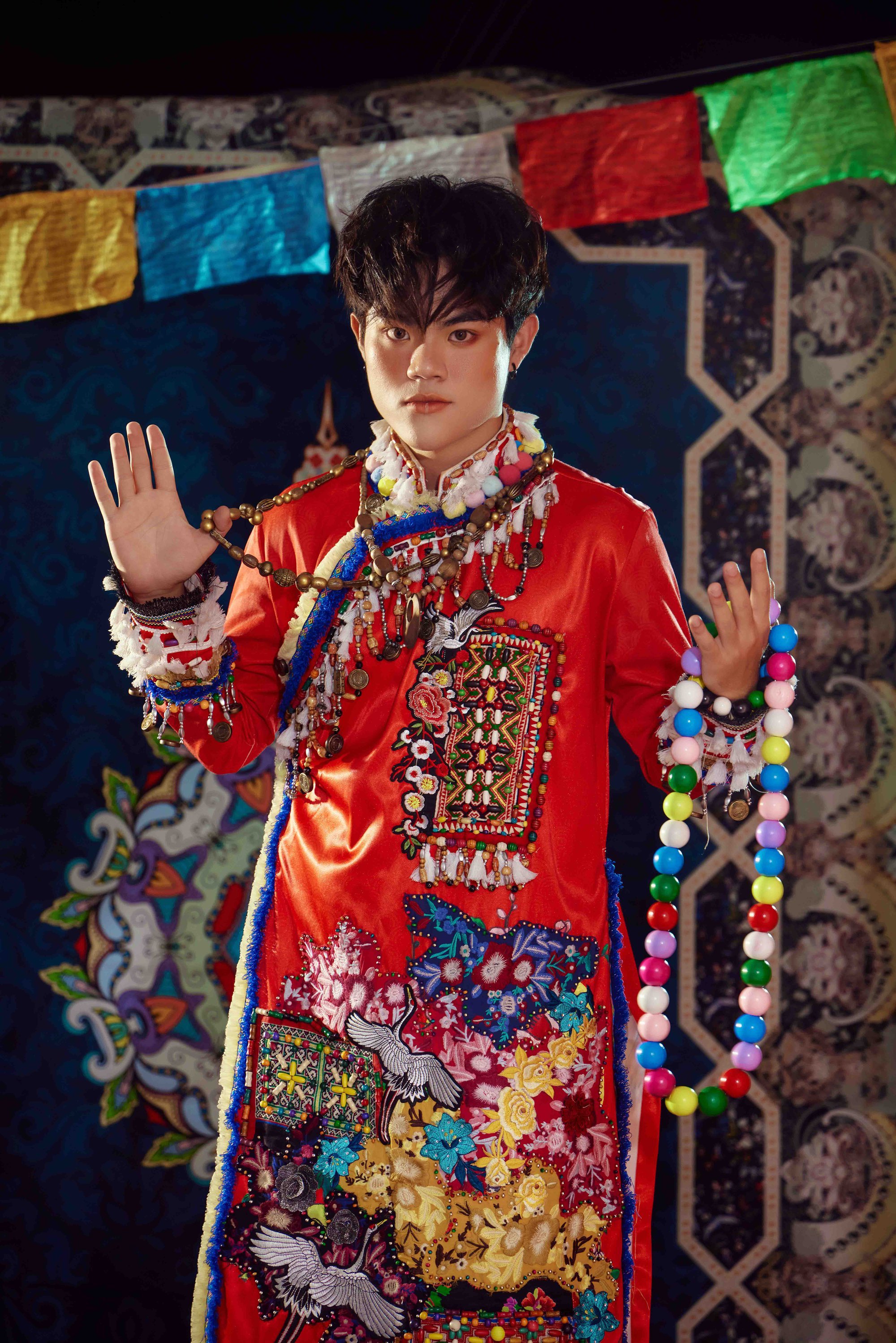 Hoàng tử ảnh quốc tế Quang Anh lạ lẫm trong bộ ảnh áo dài kết hợp với phong cách 'Bohemian' - Ảnh 3.