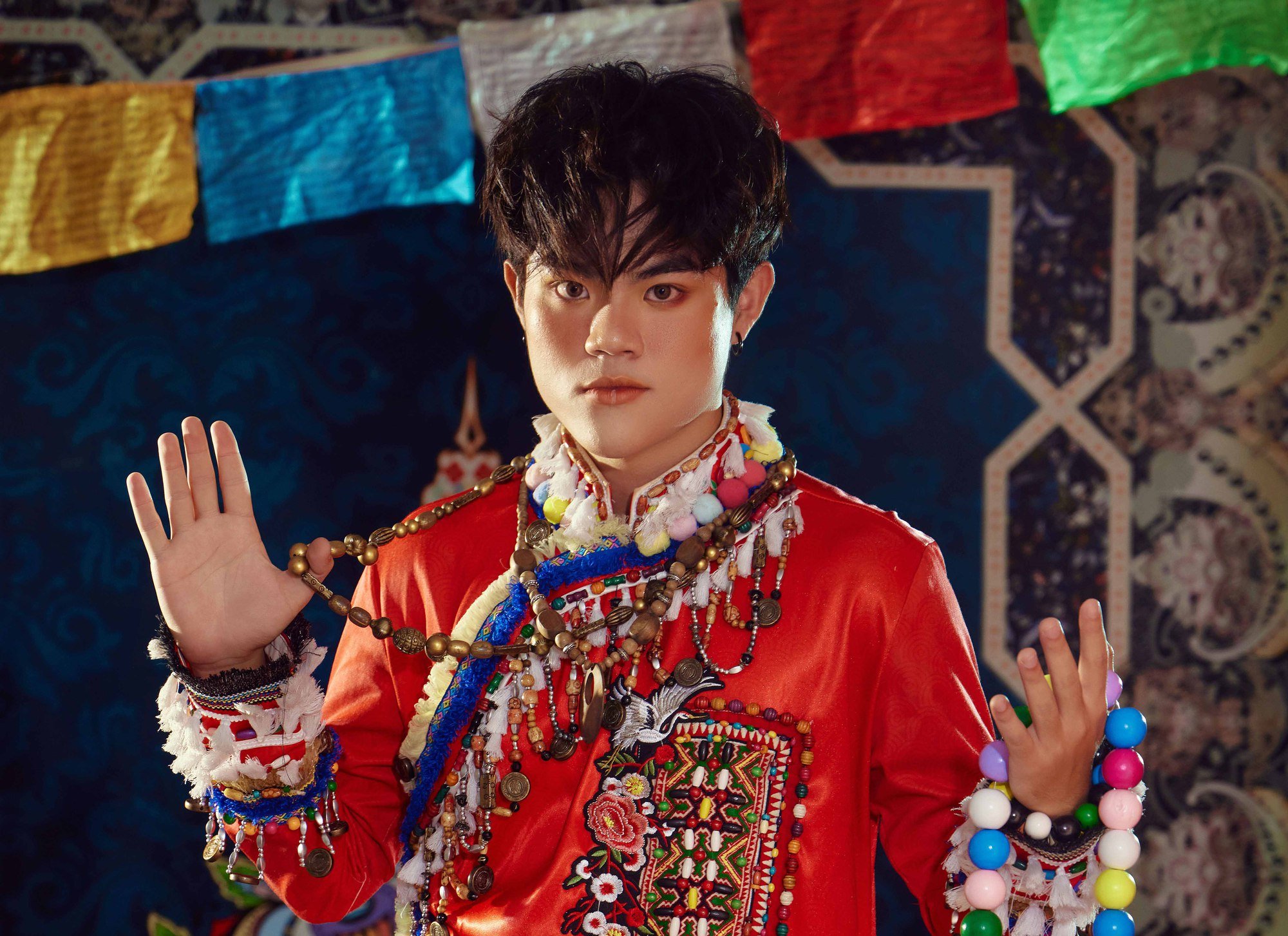 Hoàng tử ảnh quốc tế Quang Anh lạ lẫm trong bộ ảnh áo dài kết hợp với phong cách 'Bohemian' - Ảnh 1.
