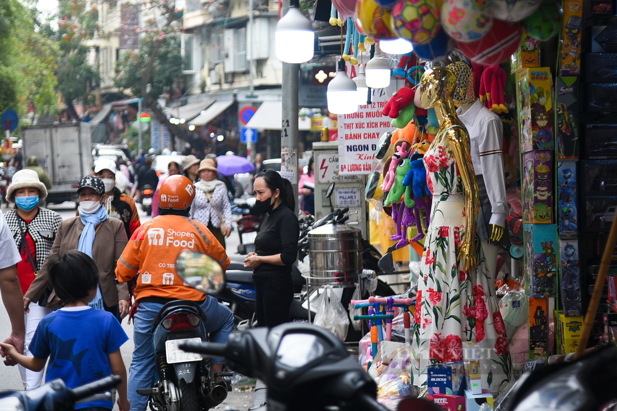 Vỉa hè ở Hà Nội bị &quot;cướp&quot; trắng trợn, người đi bộ bị đẩy xuống đường - Ảnh 6.