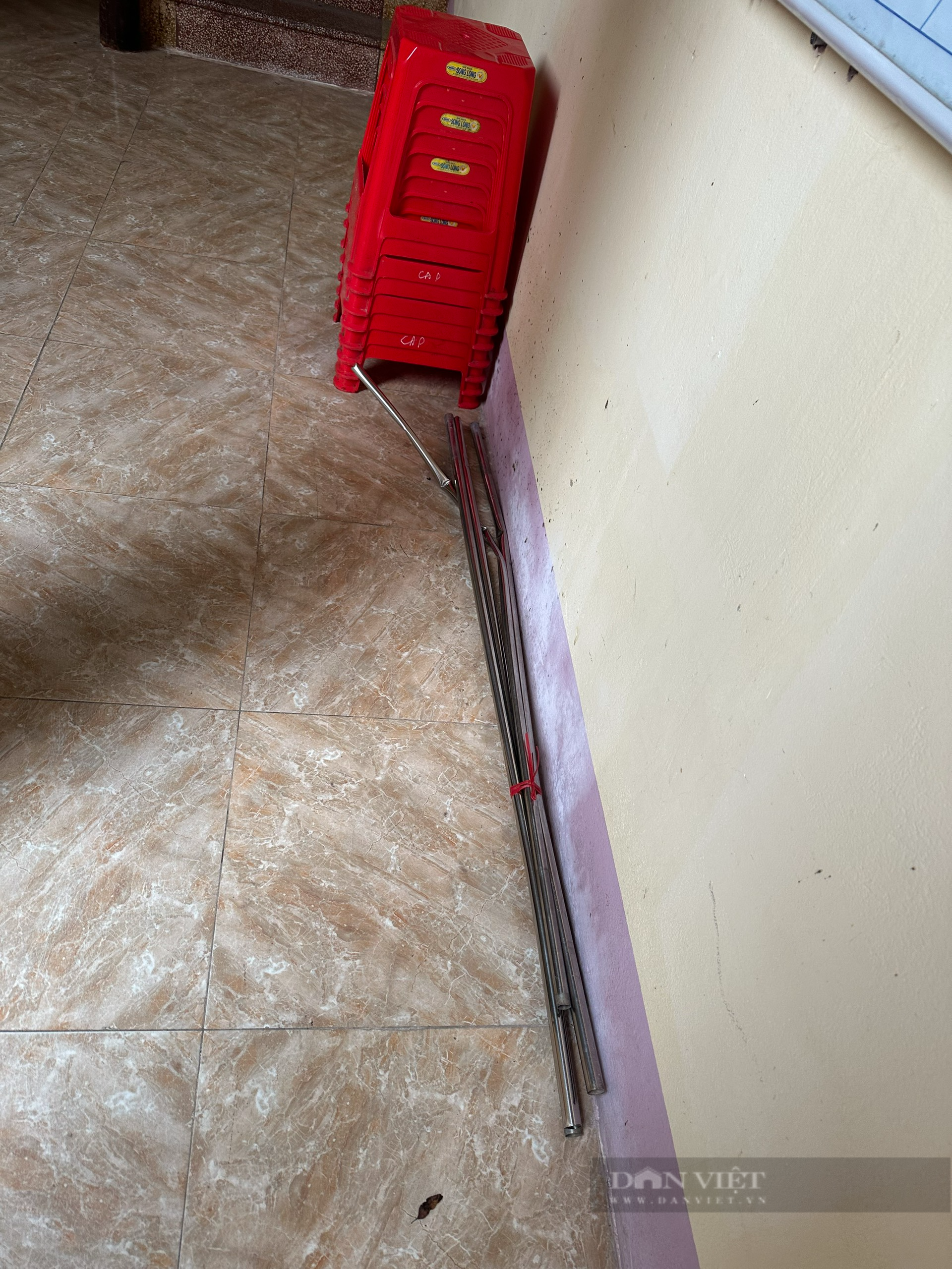 CLip 1 chọi một bầy 2 bên rút cột cờ bằng sắt làm hung khí tấn công nhau. - Ảnh 2.