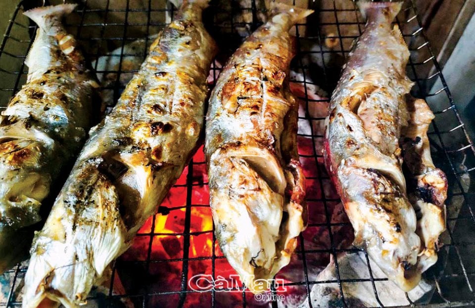 Gỡ vô số loài cá úc ở vùng quê này của Cà Mau, hai vợ chồng khiêng nặng 50kg cá ngon lên bờ - Ảnh 6.