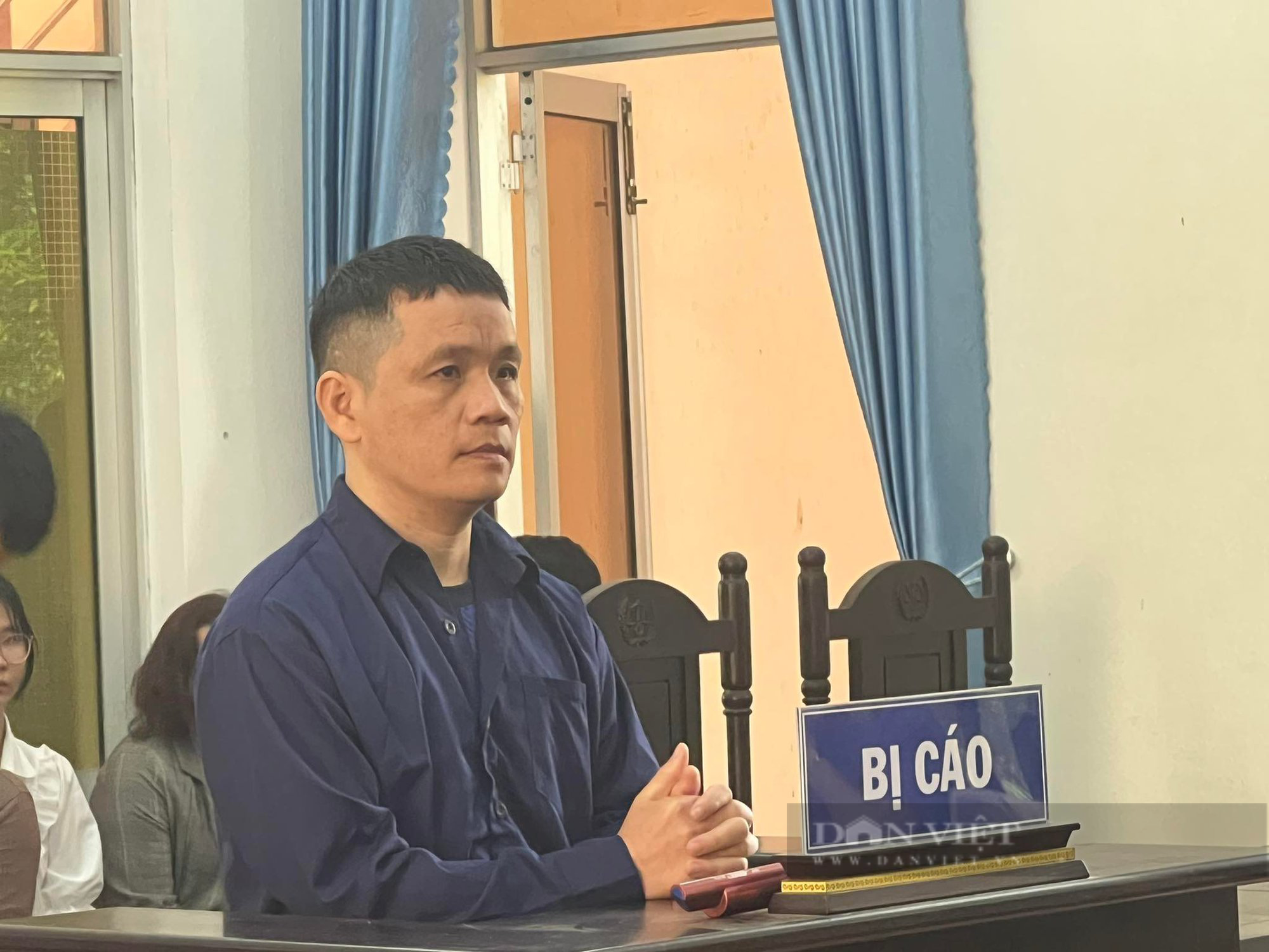 Cựu công an cho bị can dùng điện thoại khi đang trong buồng giam - Ảnh 2.
