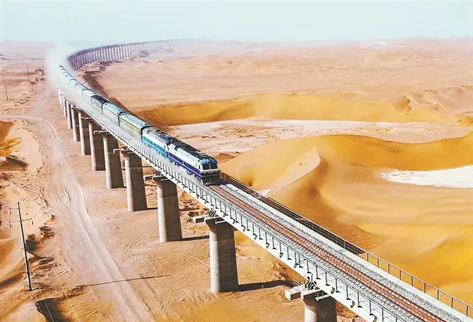 Trung Quốc gây choáng với công trình thể hiện kỹ thuật vượt bậc, xuyên qua &quot;Biển tử thần&quot; - Ảnh 3.