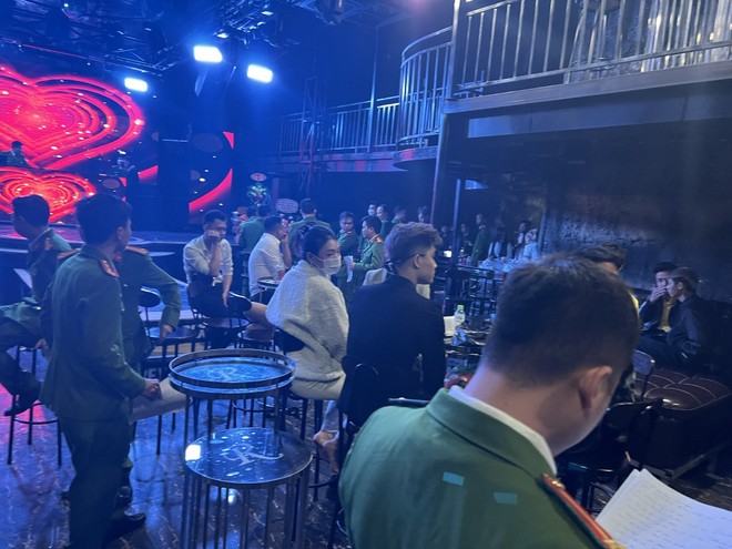 Vừa mở cửa sau sửa chữa, 1 quán bar ở Hà Nội lại &quot;dính phốt&quot; - Ảnh 1.