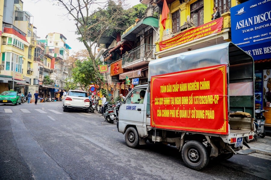 Công an Hoàn Kiếm xử lý điểm trông giữ xe &quot;chặt chém&quot;  - Ảnh 1.