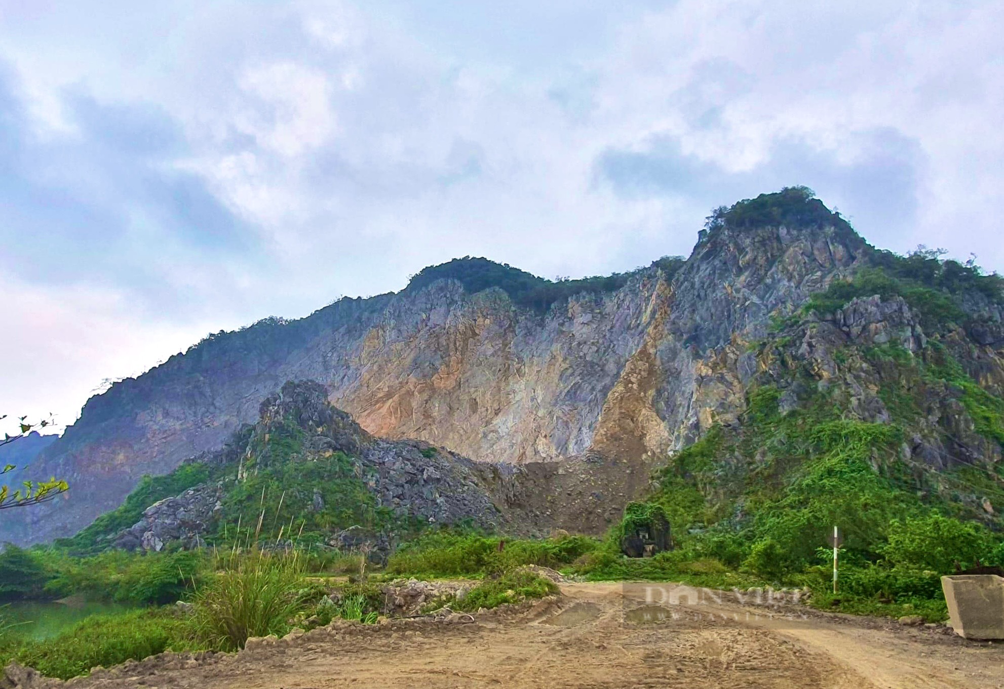 Quảng Bình: Treo lên lèn đá để khai thác khoáng sản, một người rơi xuống đất tử vong - Ảnh 1.