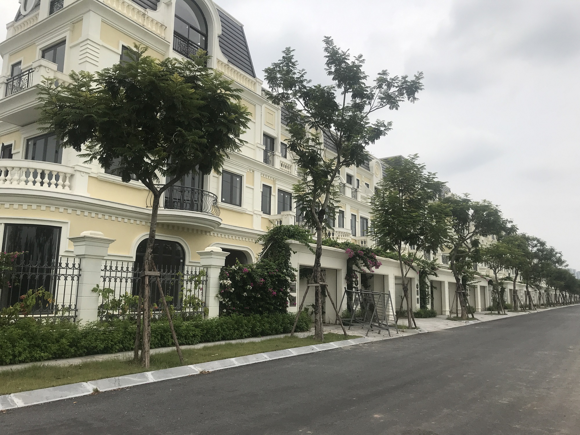 Phân khúc biệt thự, nhà liền kề vì sao khó giảm giá bất chấp khó thanh khoản? - Ảnh 1. Phân khúc biệt thự, nhà liền kề vì sao khó giảm giá bất chấp khó thanh khoản? - Ảnh 1.